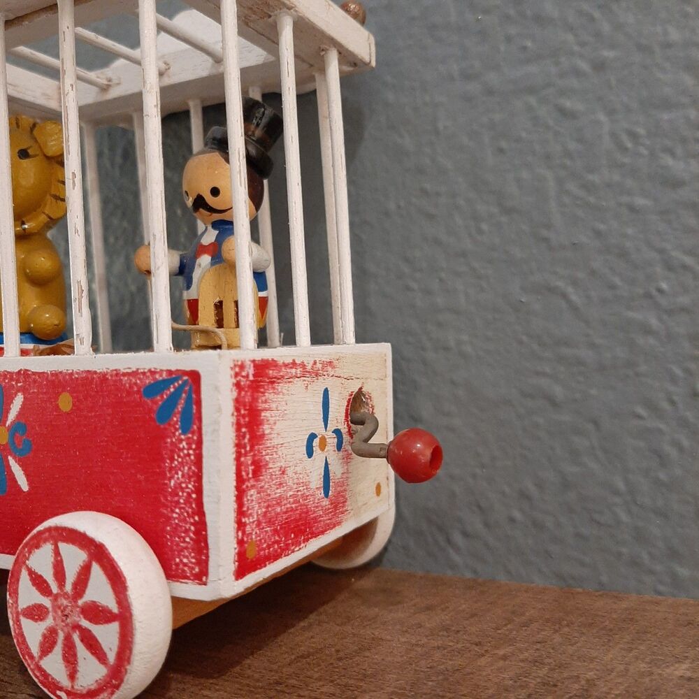 Vintage Enesco Wood CIRCUS Train Lion And Tamer Toy Figurine 1980 Music Box - Picture 3 of 8